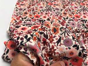 Poplin - meget smukke små blomster på lys bund